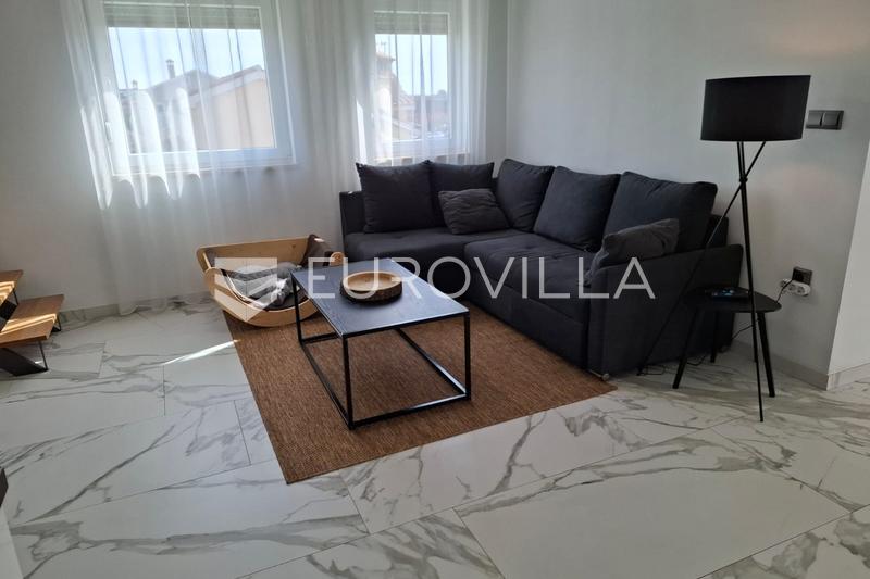 Istra, Vodnjan, trosoban stan, 2 parking mjesta, ostava