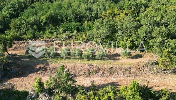 İstria, Motovun, tarihi şehirlere bakan inşaat arazisi