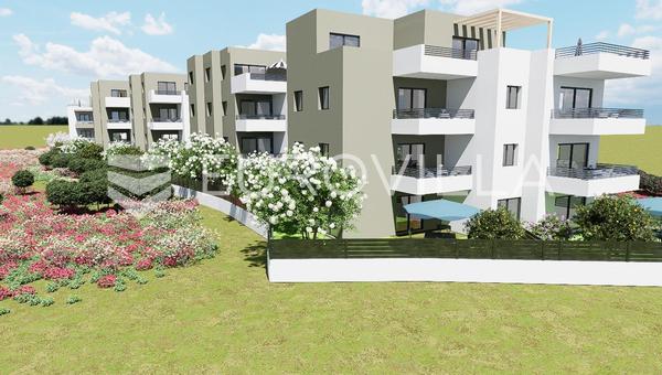 Trogir, dvosoban stan s privatnim vrtom površine 46.90 m²