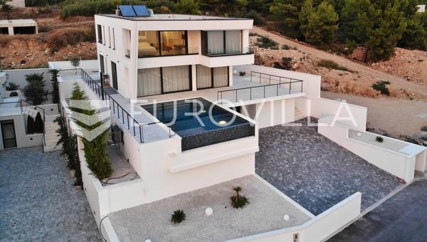 Podstrana'da, panoramik deniz manzaralı, güzel bir villa.