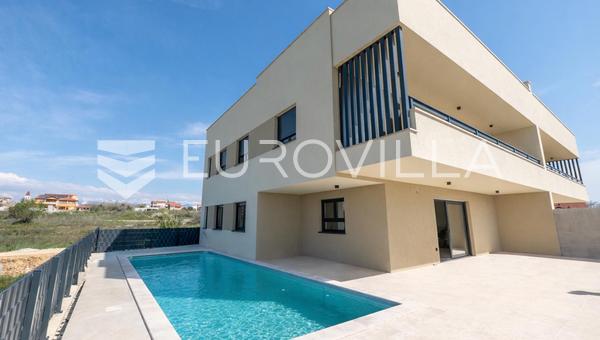 Zadar, Vrsi, NOVÁ VÝSTAVBA, krásný třípokojový přízemní byt s bazénem