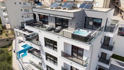 Omis'te, üç daireli ve açık deniz manzaralı şık villa