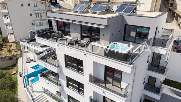Omis, elegant villa med tre lejligheder og åben havudsigt.