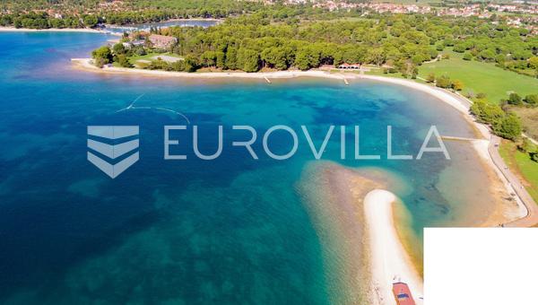 Fažana, Valbandon, građevinsko zemljište  pravilnog oblika s potpunom infrastrukturom u blizini