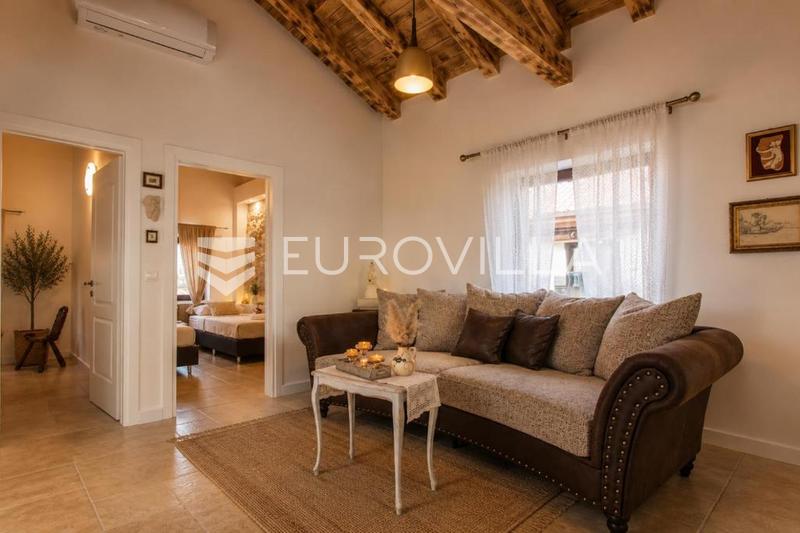 Zona Trogir, villa in pietra con piscina e giardino mediterraneo - 10