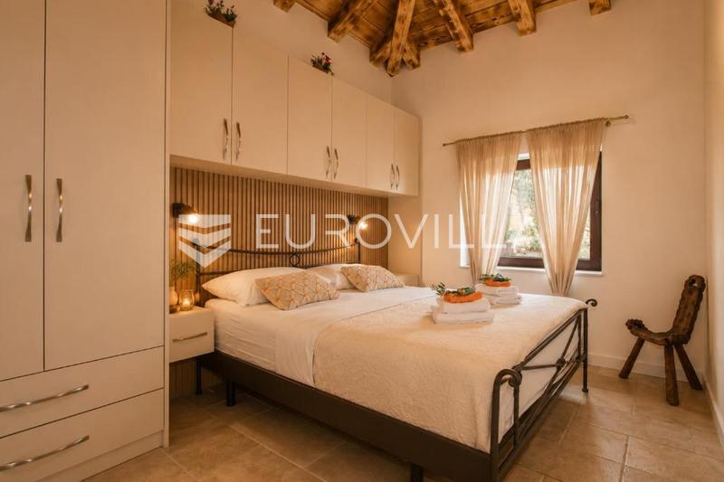 Zona Trogir, villa in pietra con piscina e giardino mediterraneo - 8