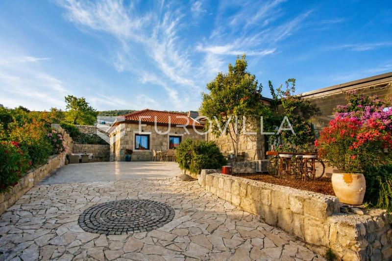 Zona Trogir, villa in pietra con piscina e giardino mediterraneo - 1