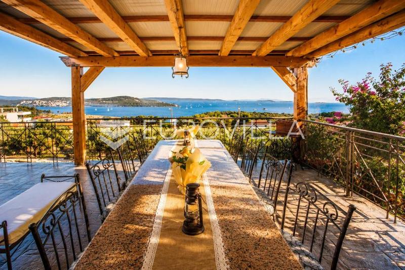 Zona Trogir, villa in pietra con piscina e giardino mediterraneo - 11