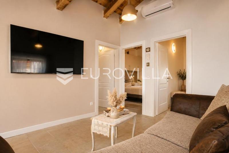 Zona Trogir, villa in pietra con piscina e giardino mediterraneo - 5