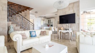 Mimice, jedinstvena vila s idiličnom okućnicom i bazenom