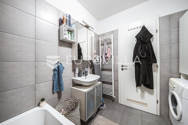 Zagreb, Zapruđe, modern two-room apartment with a balcony, storage unit, and garage parking space - 9