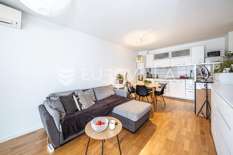 Zagreb, Zapruđe, modern two-room apartment with a balcony, storage unit, and garage parking space - 2