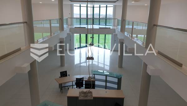 Poslovna zgrada za zakup 1276 m² s nenatkrivenom terasom 140 m² Novi Zagreb, Buzin
