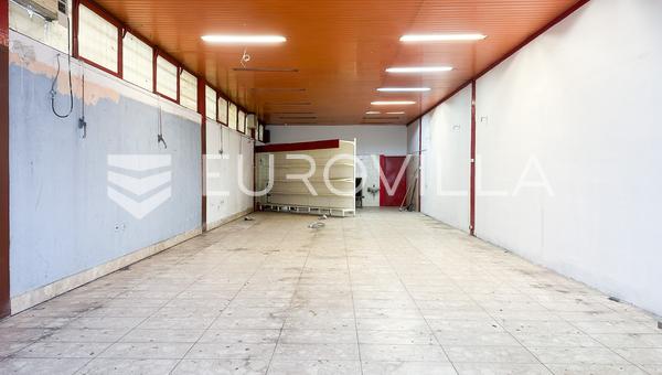Vinkovci, Vinkovačko Novo Selo, local comercial de 134,38 m² en un edificio comercial