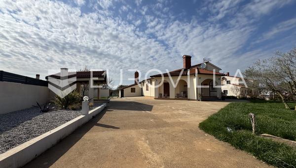 Istria, Valbandon - Se alquila casa familiar de 180m² con hermoso jardín.