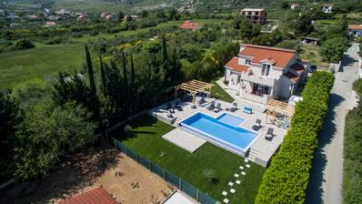 Trogir, hus med pool och en vacker trädgård