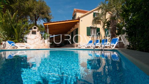 Brac, splendida casa mediterranea in una posizione unica, prima fila sul mare.