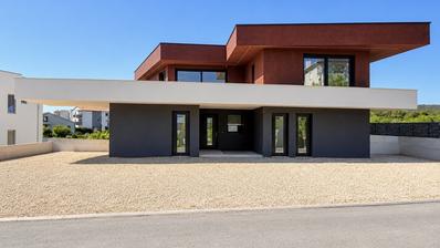 Krk, Grad Krk, moderna luksuzna NOVOGRADNJA, trosobni dvoetažni stan 132 m², terasa, vrt, balkon