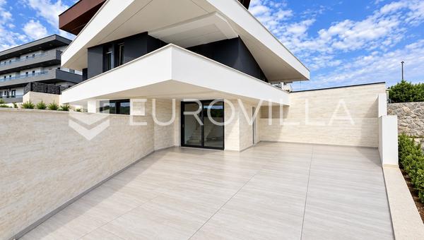 KRK, luxusná novostavba, nehnuteľnosť s 2 spálňami, mezonetový byt 132 m², terasa, záhrada, balkón