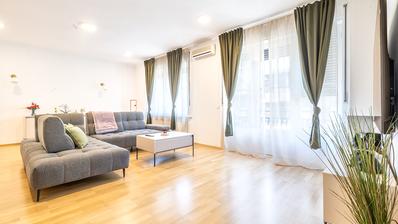 Zagreb, centar, trosoban stan 128 m² s dva balkona i garažom, lift