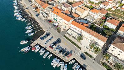 Otok Korčula, Vela Luka, kamena kuća u centru mjesta