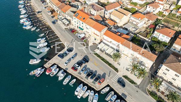 Otok Korčula, Vela Luka, kamena kuća u centru mjesta