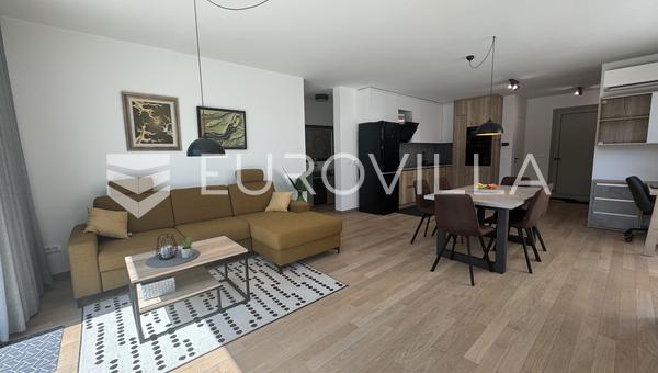 Istrie, Rovinj, moderní byt 3+kk o rozloze 101 m² se zahradou a uzavřeným parkovacím stáním.