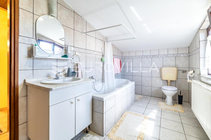 Zagreb, BLATO, dvije kuće na parceli od 3.300 m², velika okućnica, gospodarska namjena - 7