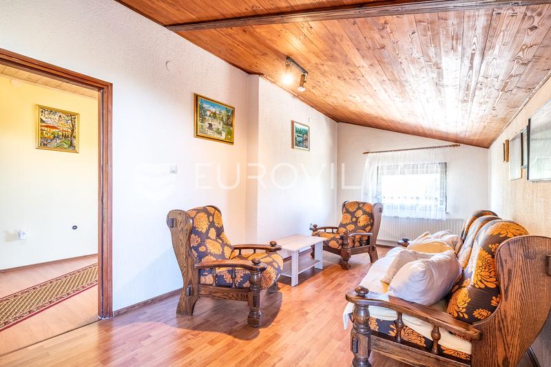Zagreb, BLATO, dvije kuće na parceli od 3.300 m², velika okućnica, gospodarska namjena - 11