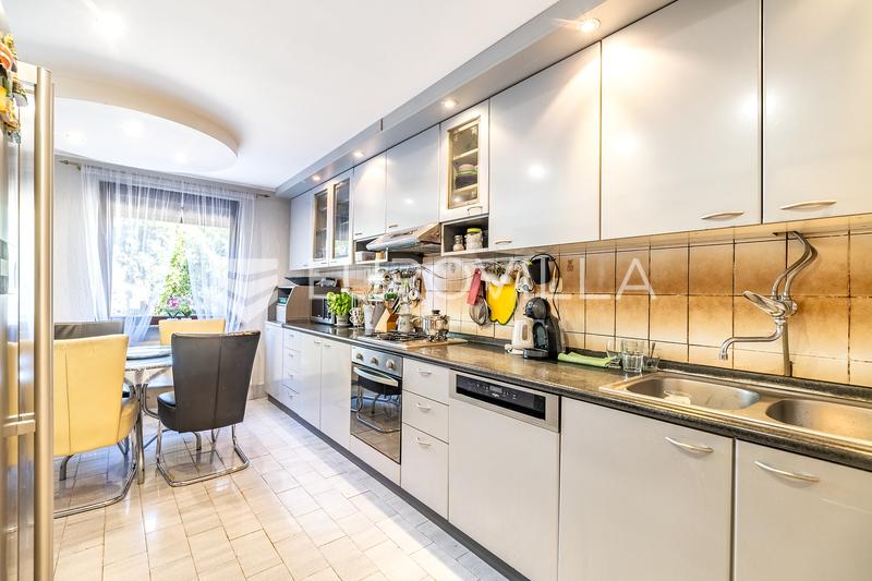 Zagreb, BLATO, dvije kuće na parceli od 3.300 m², velika okućnica, gospodarska namjena - 4