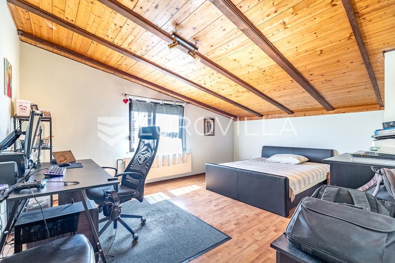 Zagreb, BLATO, dvije kuće na parceli od 3.300 m², velika okućnica, gospodarska namjena - 9