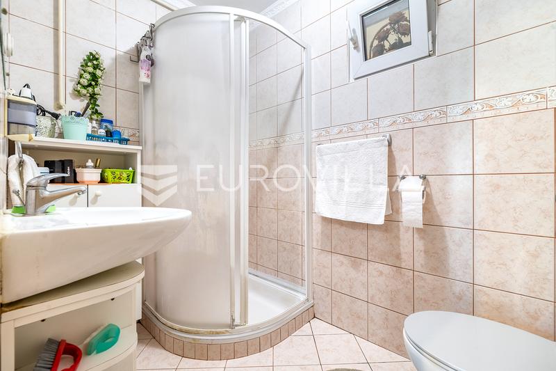 Zagreb, BLATO, dvije kuće na parceli od 3.300 m², velika okućnica, gospodarska namjena - 5
