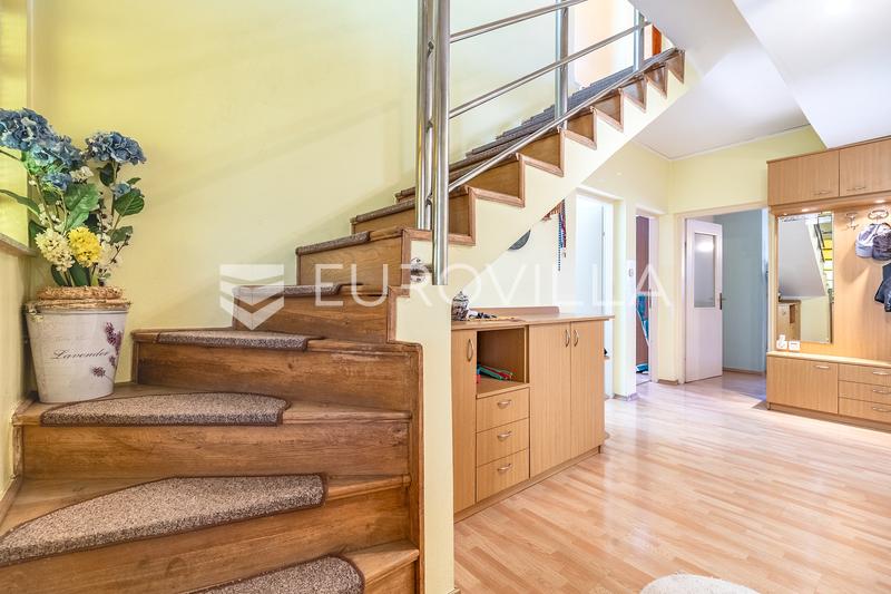 Zagreb, BLATO, dvije kuće na parceli od 3.300 m², velika okućnica, gospodarska namjena - 6
