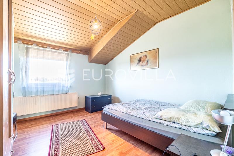 Zagreb, BLATO, dvije kuće na parceli od 3.300 m², velika okućnica, gospodarska namjena - 8