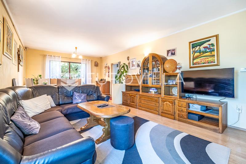 Zagreb, BLATO, dvije kuće na parceli od 3.300 m², velika okućnica, gospodarska namjena - 3