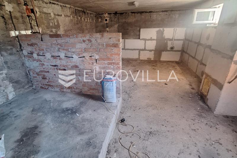 Ogulin, maison 268 m², récemment rénovée, excellent emplacement, proche du centre - 12
