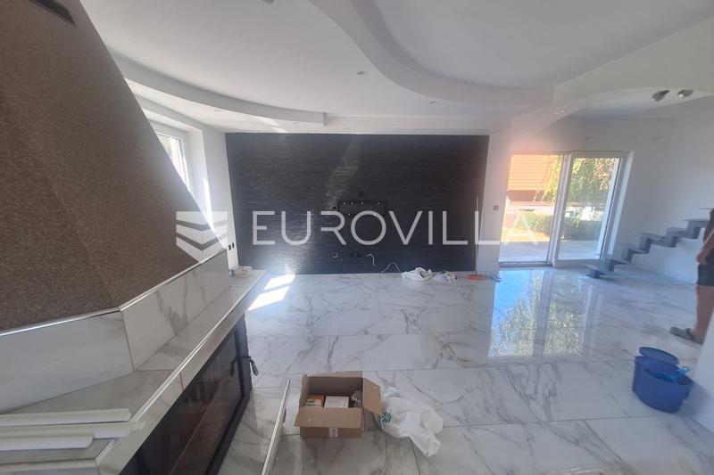 Ogulin, maison 268 m², récemment rénovée, excellent emplacement, proche du centre - 3