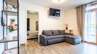 Tisno, NOVOGRADNJA, apartman u prizemlju, prvi red do mora, 48,51 m²