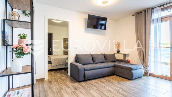 Tisno, NOVOGRADNJA, apartman u prizemlju, prvi red do mora, 48,51 m²
