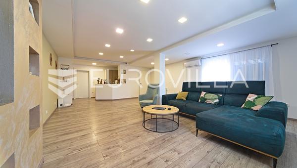 Čepin, spacious 488 m² house for sale with three residential units