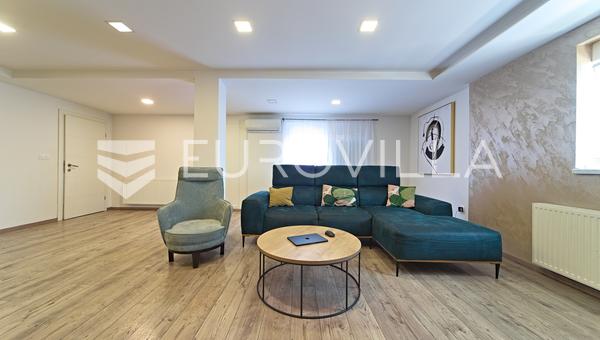Cepin, ruim huis van 488 m² te koop met drie wooneenheden.