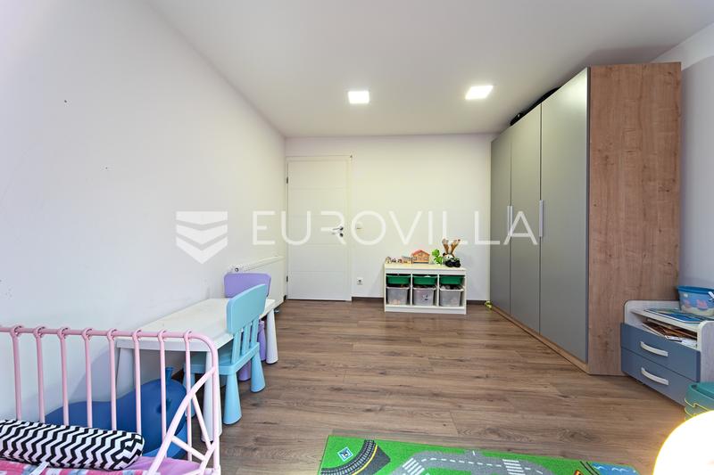 Čepin, na prodaju prostrana kuća od 488 m² s tri stambene cjeline - 21