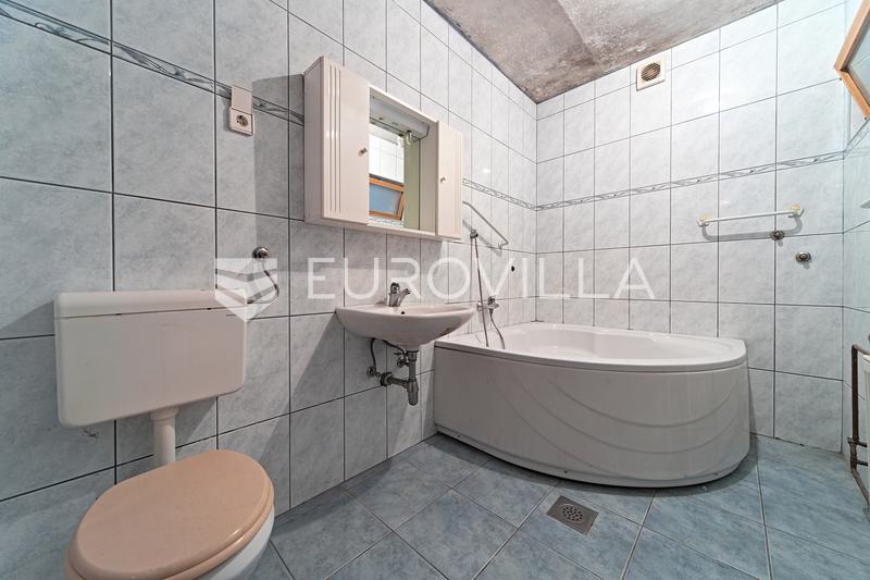 Čepin, na prodaju prostrana kuća od 488 m² s tri stambene cjeline - 25