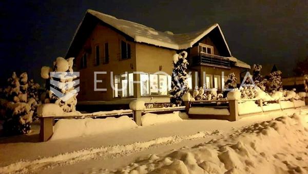 Ravna Gora'da, jakuzi ve Fin saunası bulunan, toplam 345 m² alana sahip tatil evi.