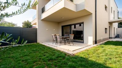 Zadar, Kožino, elegant two-bedroom apartment with a garden near the sea
