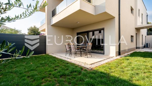 Zadar, Kožino, elegant two-bedroom apartment with a garden near the sea
