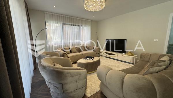 Istrie, Rovinj, Luxusní byt v přízemí se 3 ložnicemi 130 m² s bazénem - 650 metrů od moře