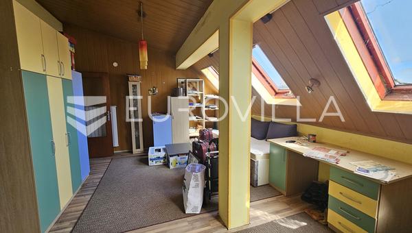 Vinkovci, Centro Urbano, apartamento de tres dormitorios, 70 m², en la segunda planta