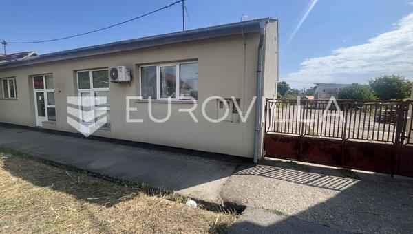 Krusevica, edificio commerciale con ampio terreno e posizione strategica