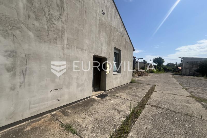 Krusevica, edificio commerciale con ampio terreno e posizione strategica - 2